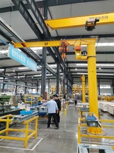 Wo kann ich einen tragbaren Auslegerkran mieten?